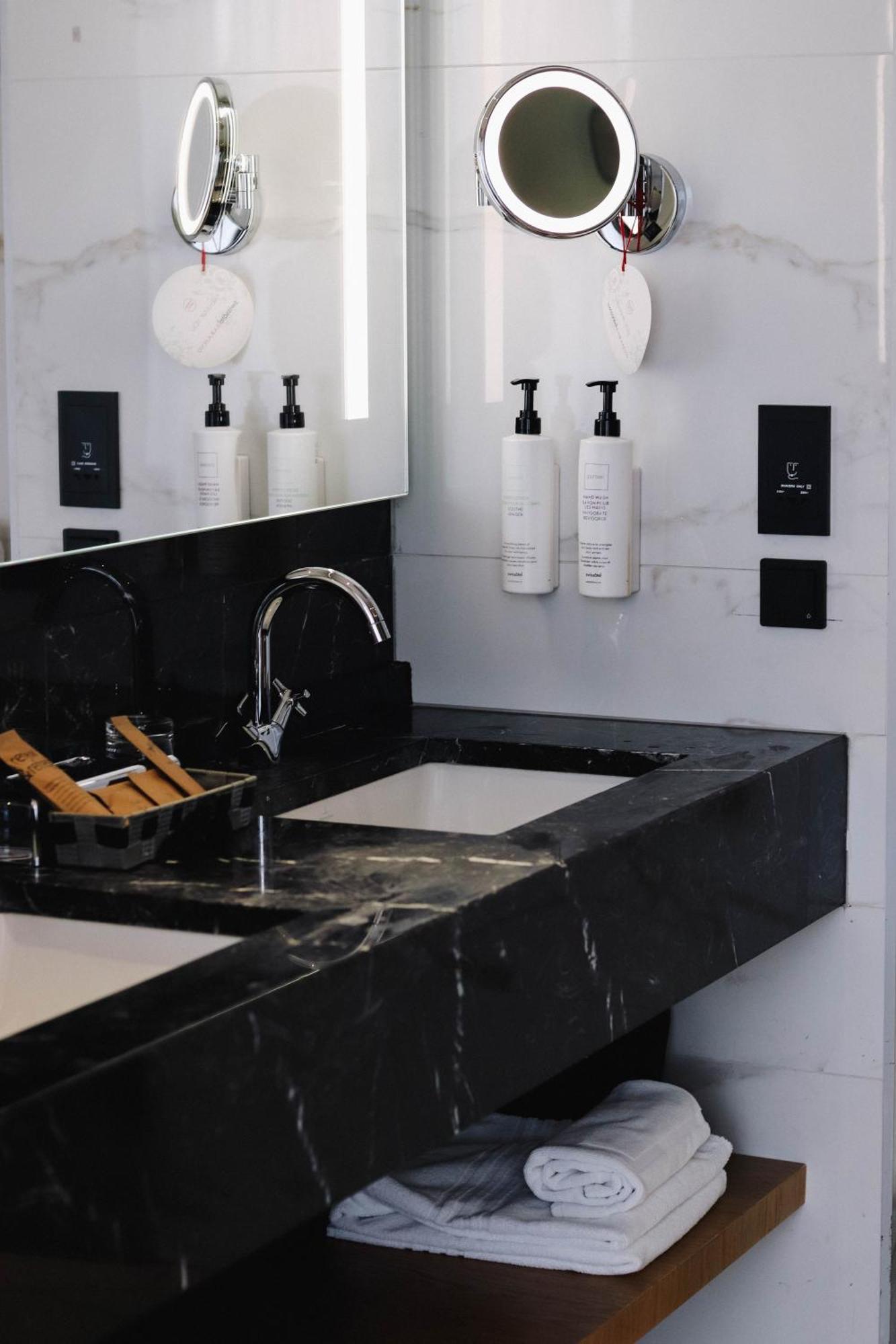 Swissotel Sarajevo Exterior photo A bathroom with a built-in sink
