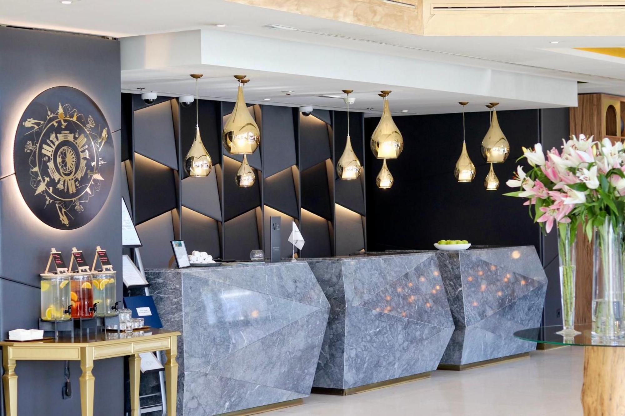 Swissotel Sarajevo Exterior photo The reception area of the hotel